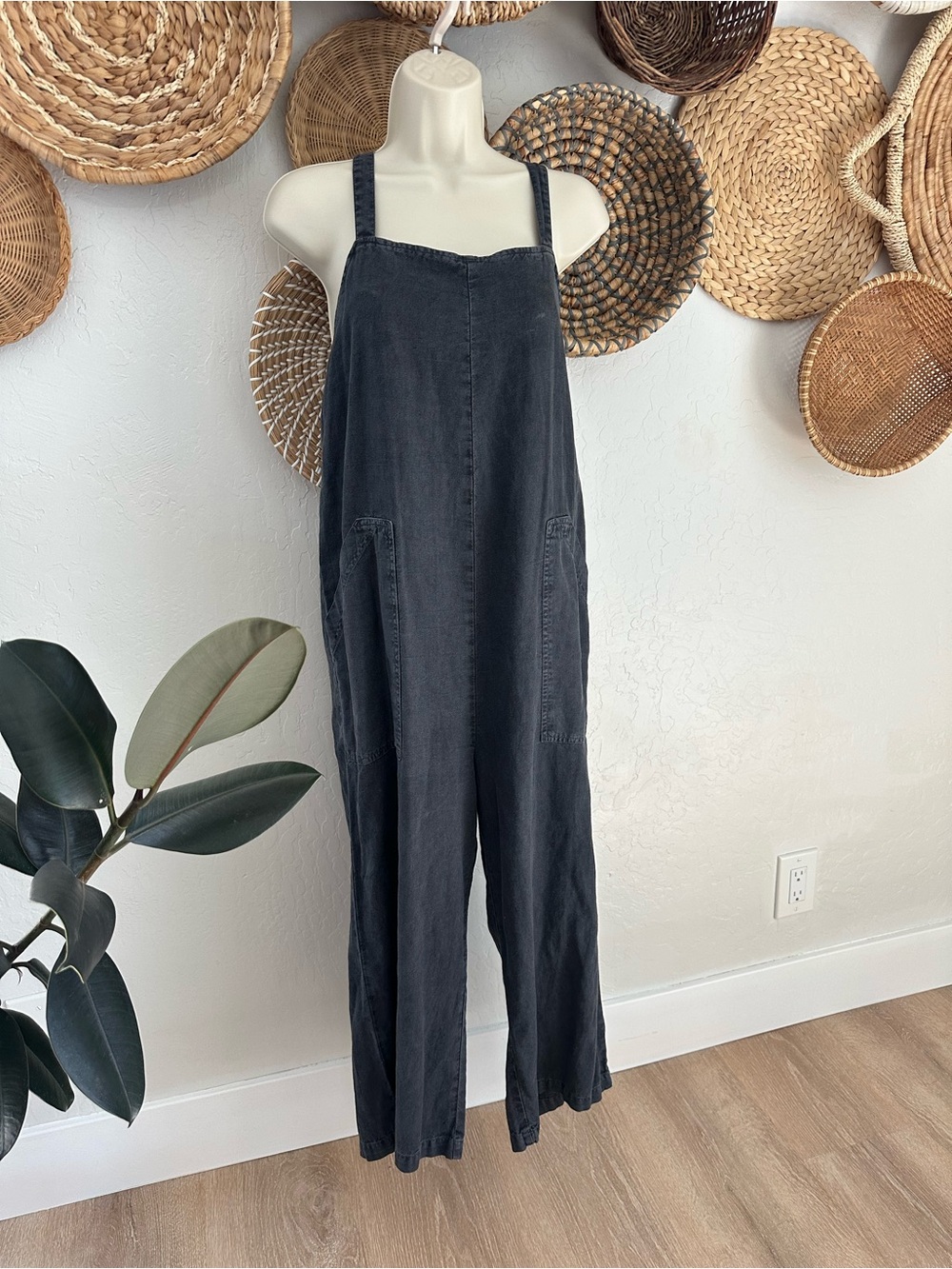 Universal Thread Washed Charcoal Linen Blend Wide-Leg Jumpsuit. Size Medium